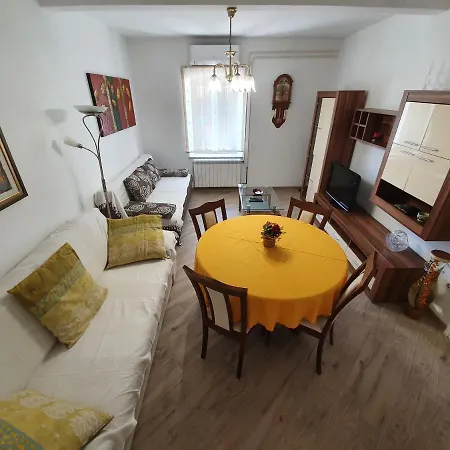 Tulux Apartment *